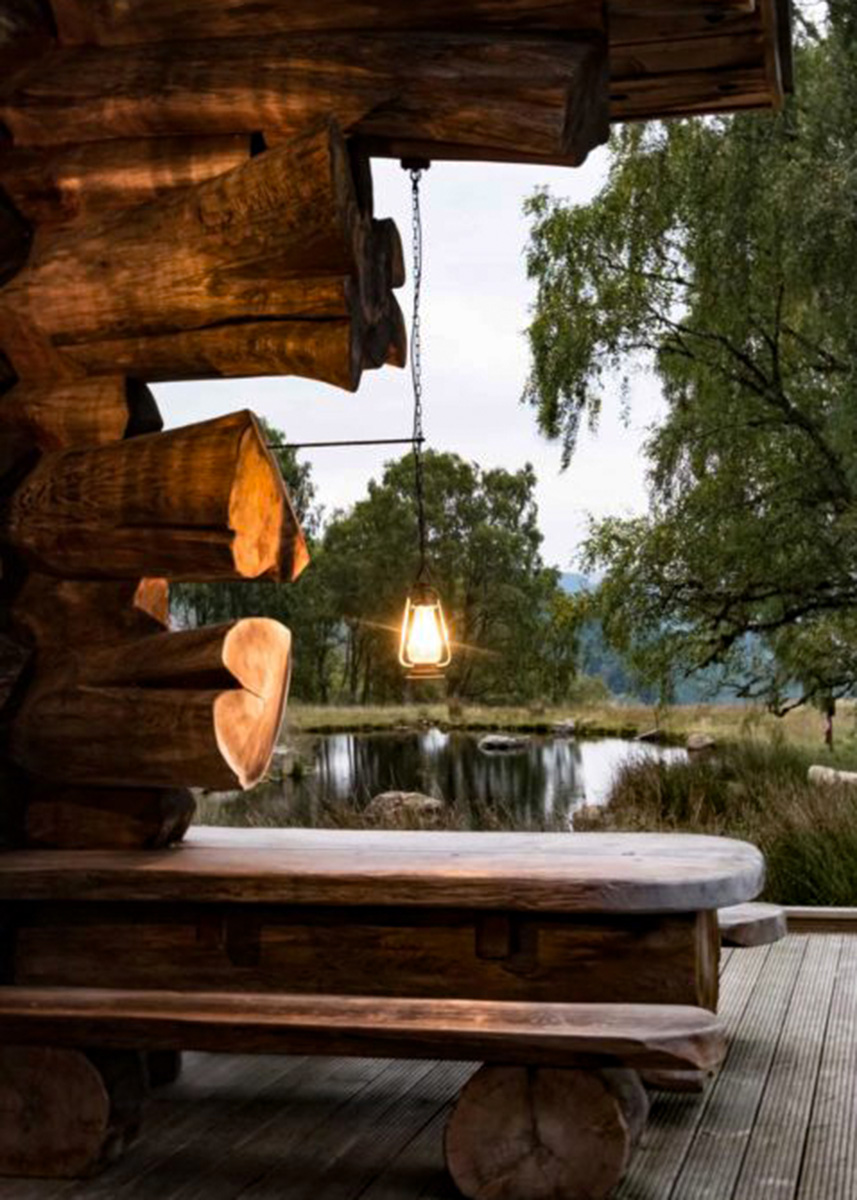 The handcrafted curves and colossal logs of Eagle Brae&rsquo;s architecture.