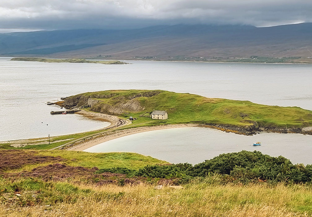 The Heilam Lairg viewpoint - a double backed beach with a wee house