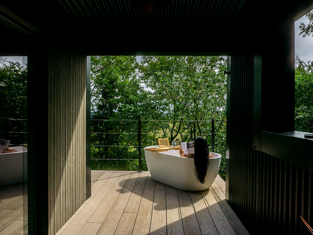 A terrace with an outdoor bath at Bracken Treehouse at Airdir, Fife.