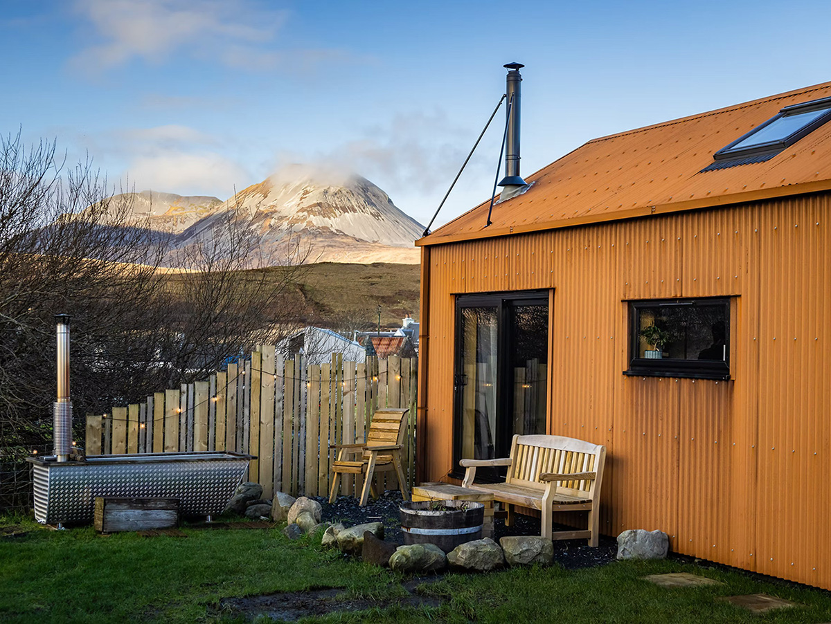 Rustic cabin in Scotland on the Isle of Jura with outdoor bath