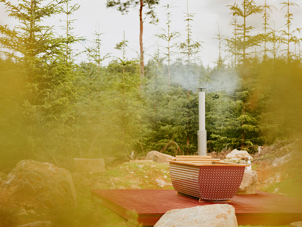 Outdoor bath at
Juniper Cabin at Glen Glack Cabins Dunkeld