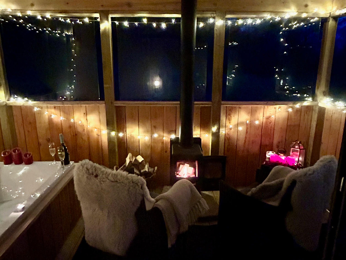 Woodland cabin with fairy lights and outdoor bath, Speyside