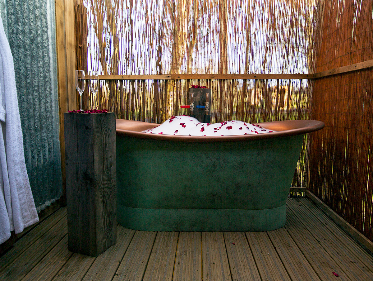 Outdoor deep bath at the Treehouses at Lanrick Doune