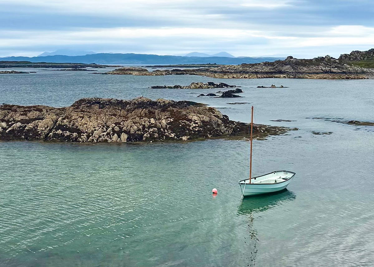 Boat on turquoise water at Rhu